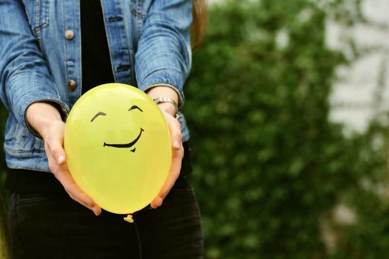 yellow-balloon-smily